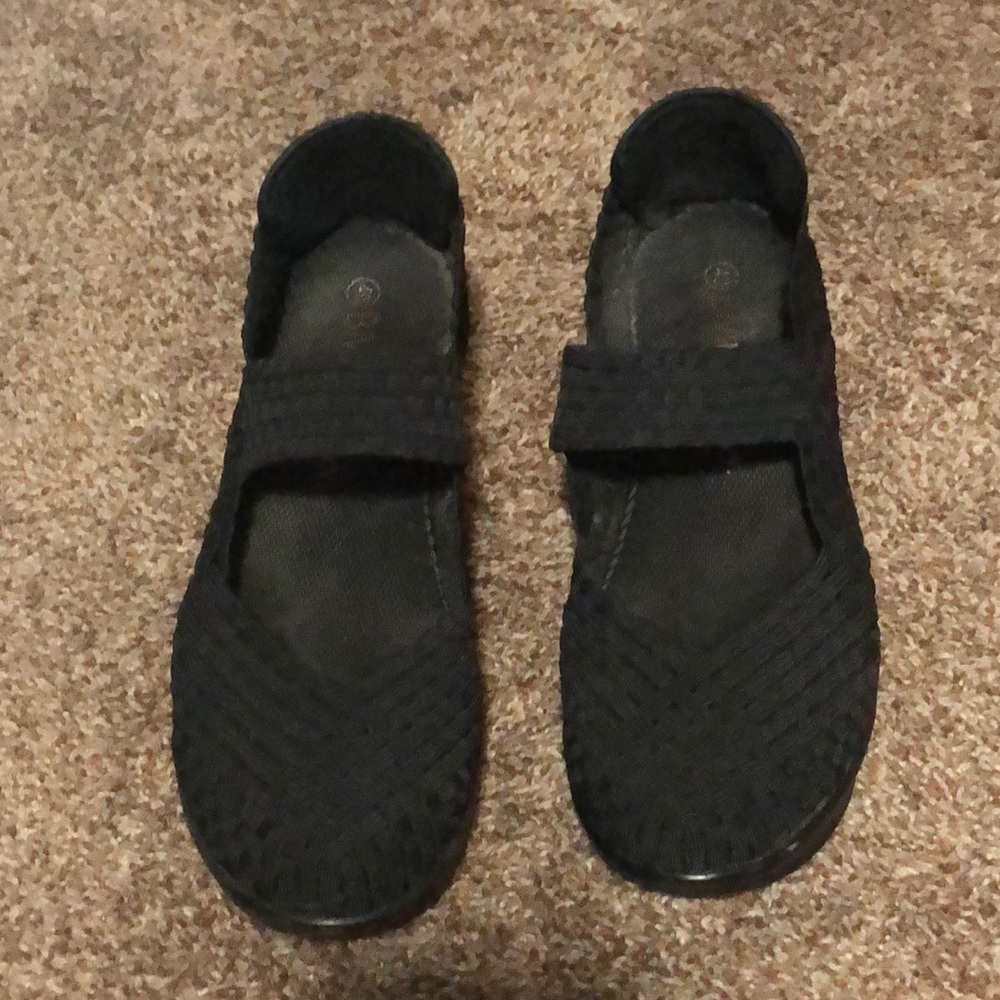 Bernie mev. Black woven super comfortable wedges